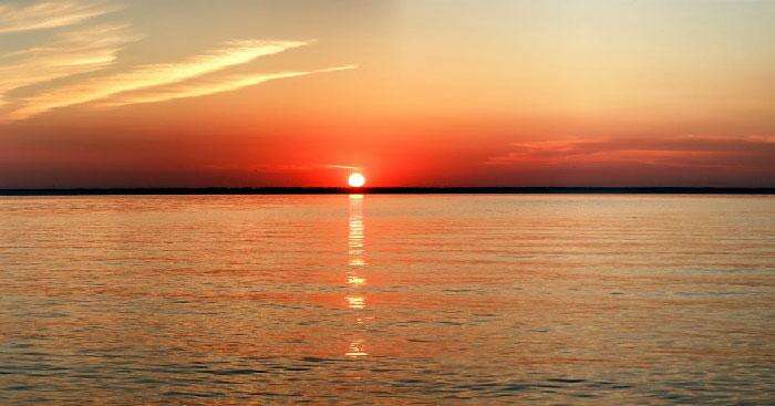 TOP 20 Đoạn văn ý nghĩa của hình ảnh Trong Cô Tô, mặt trời lúc bình minh được ví như lòng đỏ quả trứng thiên nhiên đầy đặn (ảnh 2)