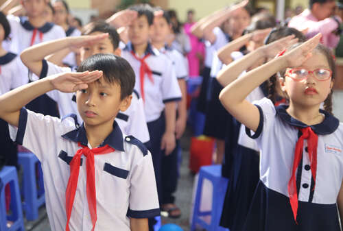 TOP 10 Đoạn văn theo chủ đề tự chọn, có chứa động từ chào (học sinh chào) 2024 SIÊU HAY (ảnh 1)